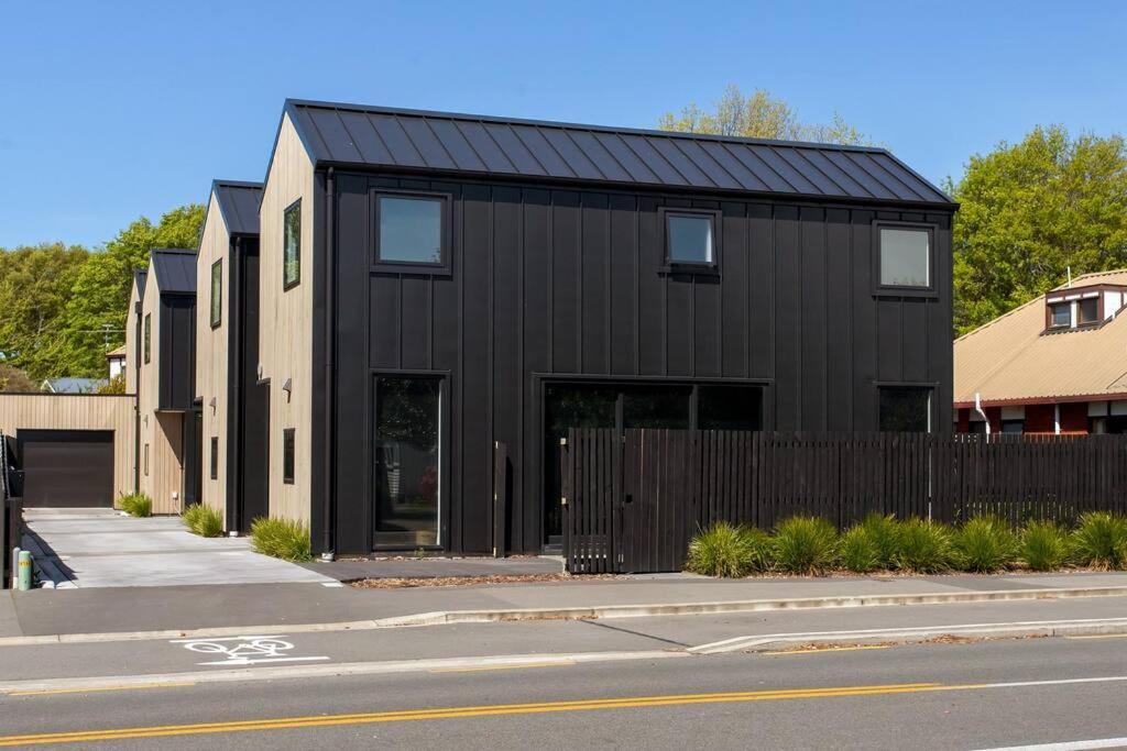 Spacious Retreat, Sleeps 6, Handy Location, Garage