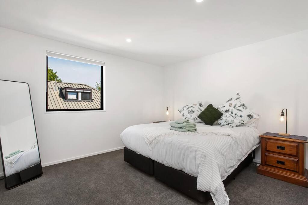 Apartment Spacious Retreat, Sleeps 6, Handy Location, Garage