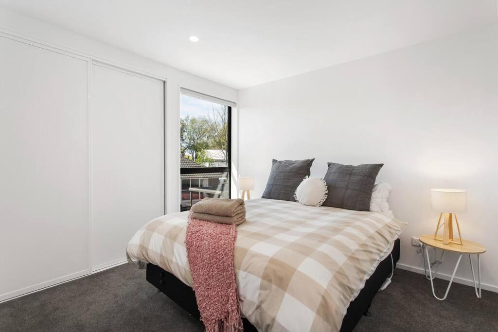 Spacious Retreat, Sleeps 6, Handy Location, Garage Christchurch