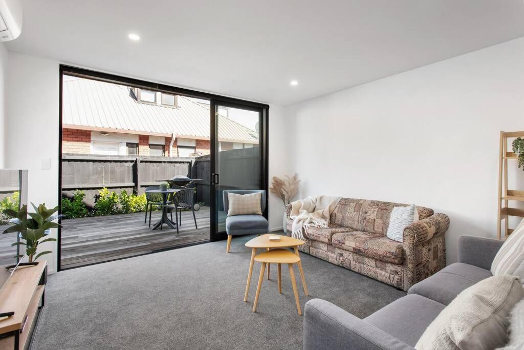 Spacious Retreat, Sleeps 6, Handy Location, Garage * Christchurch