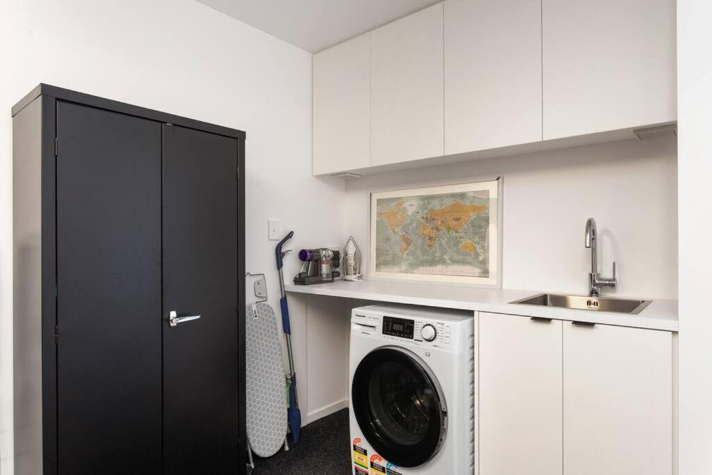 Apartment Spacious Retreat, Sleeps 6, Handy Location, Garage