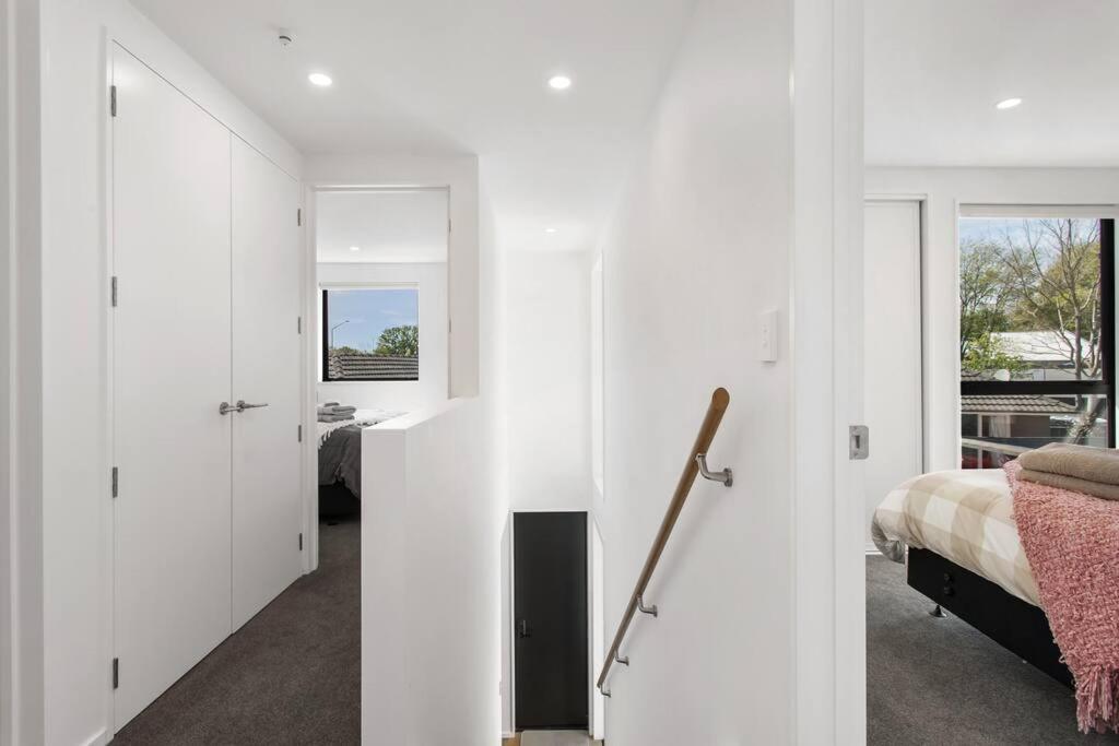 Spacious Retreat, Sleeps 6, Handy Location, Garage Apartment Christchurch