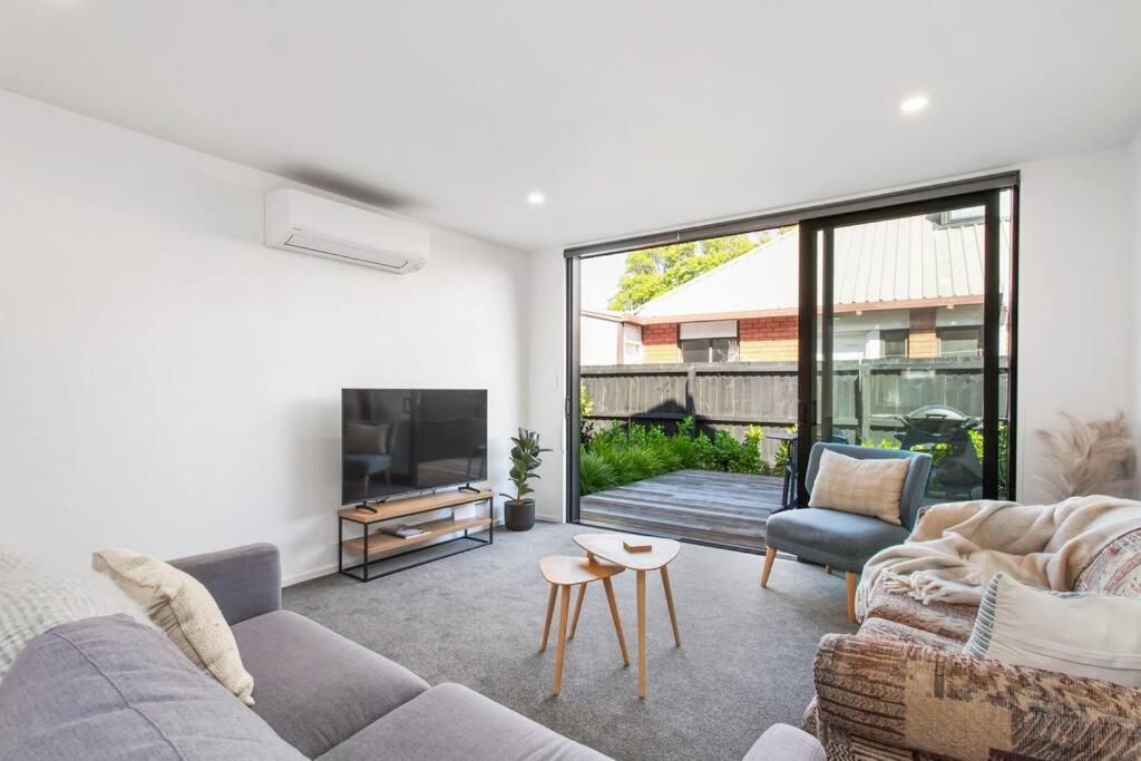 Spacious Retreat, Sleeps 6, Handy Location, Garage Apartment *