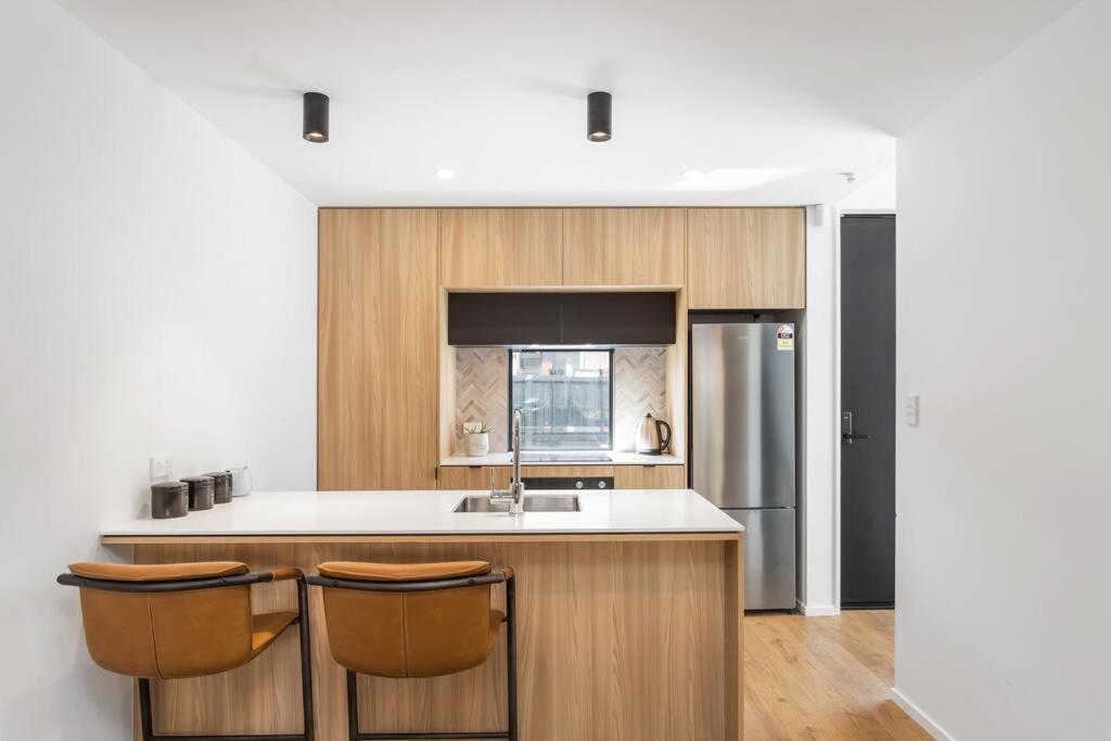 Apartment Spacious Retreat, Sleeps 6, Handy Location, Garage *