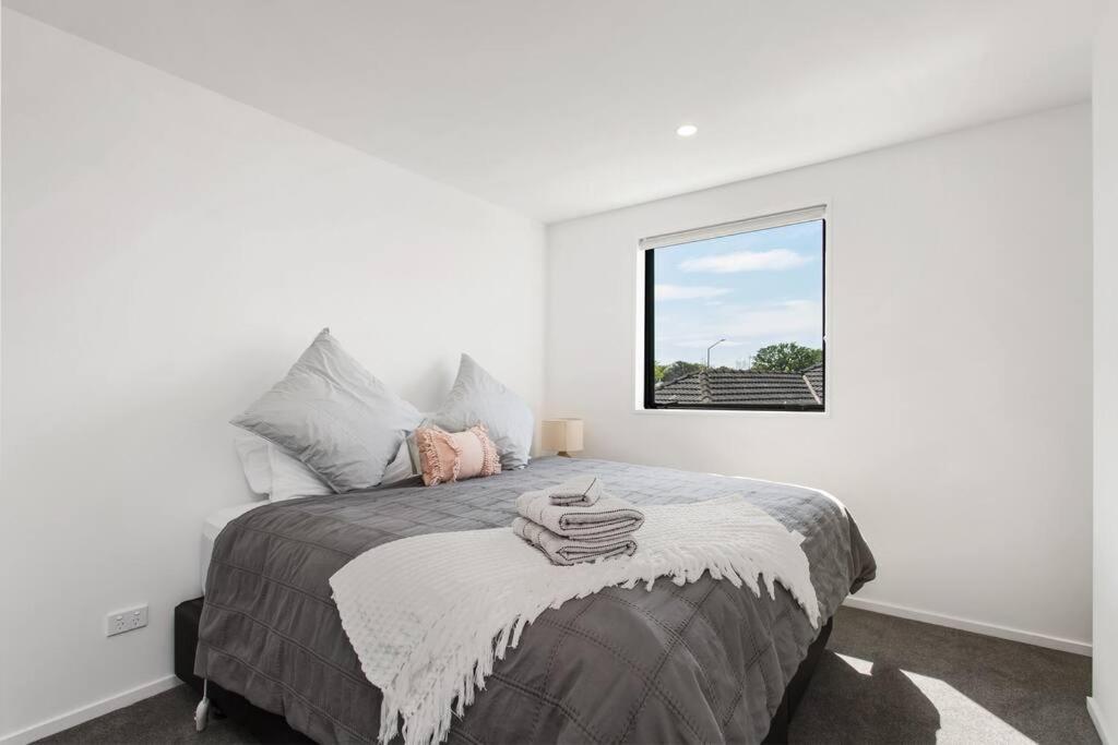 Spacious Retreat, Sleeps 6, Handy Location, Garage Apartment Christchurch