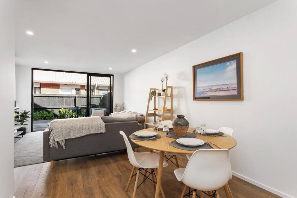 Spacious Retreat, Sleeps 6, Handy Location, Garage Christchurch