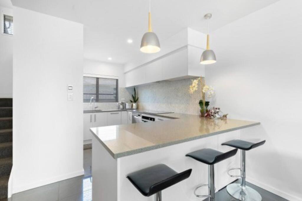Apartment Plush Upmarket Close Hagley Park 2bdrms 2 Bthrms *