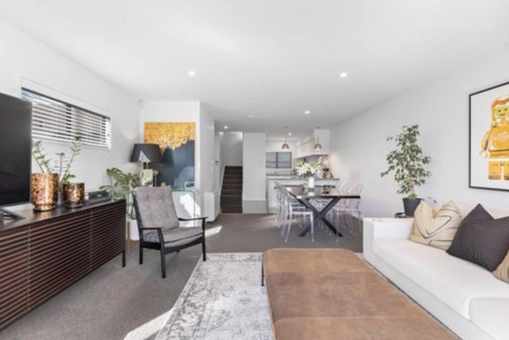 Plush Upmarket Close Hagley Park 2bdrms 2 Bthrms Apartment *