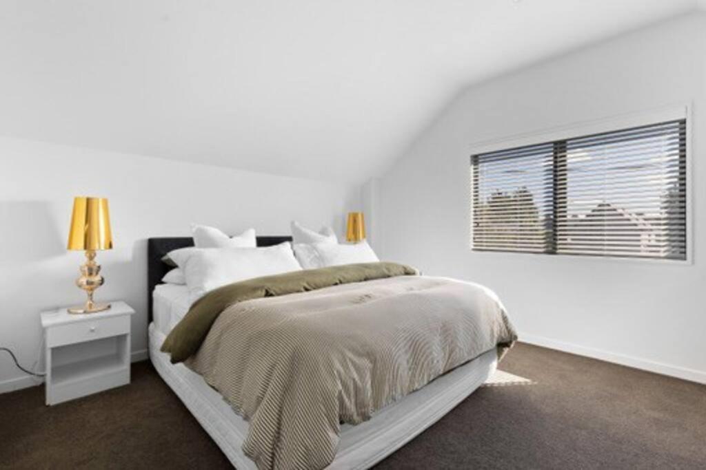 Plush Upmarket Close Hagley Park 2bdrms 2 Bthrms Apartment *