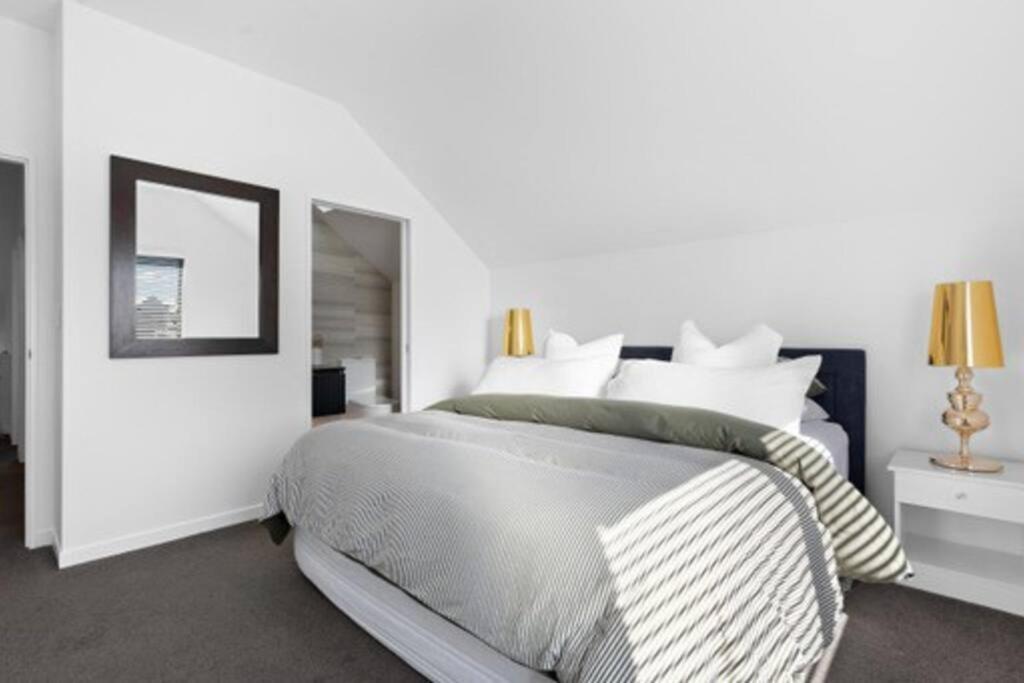 Plush Upmarket Close Hagley Park 2bdrms 2 Bthrms *