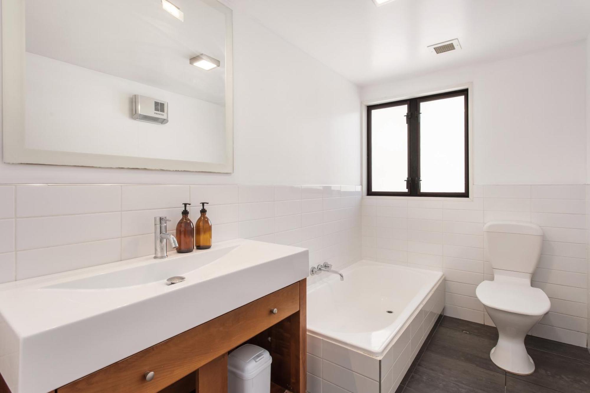 Prime Cbd Hospital Location Garage 2bdrms Apartment *