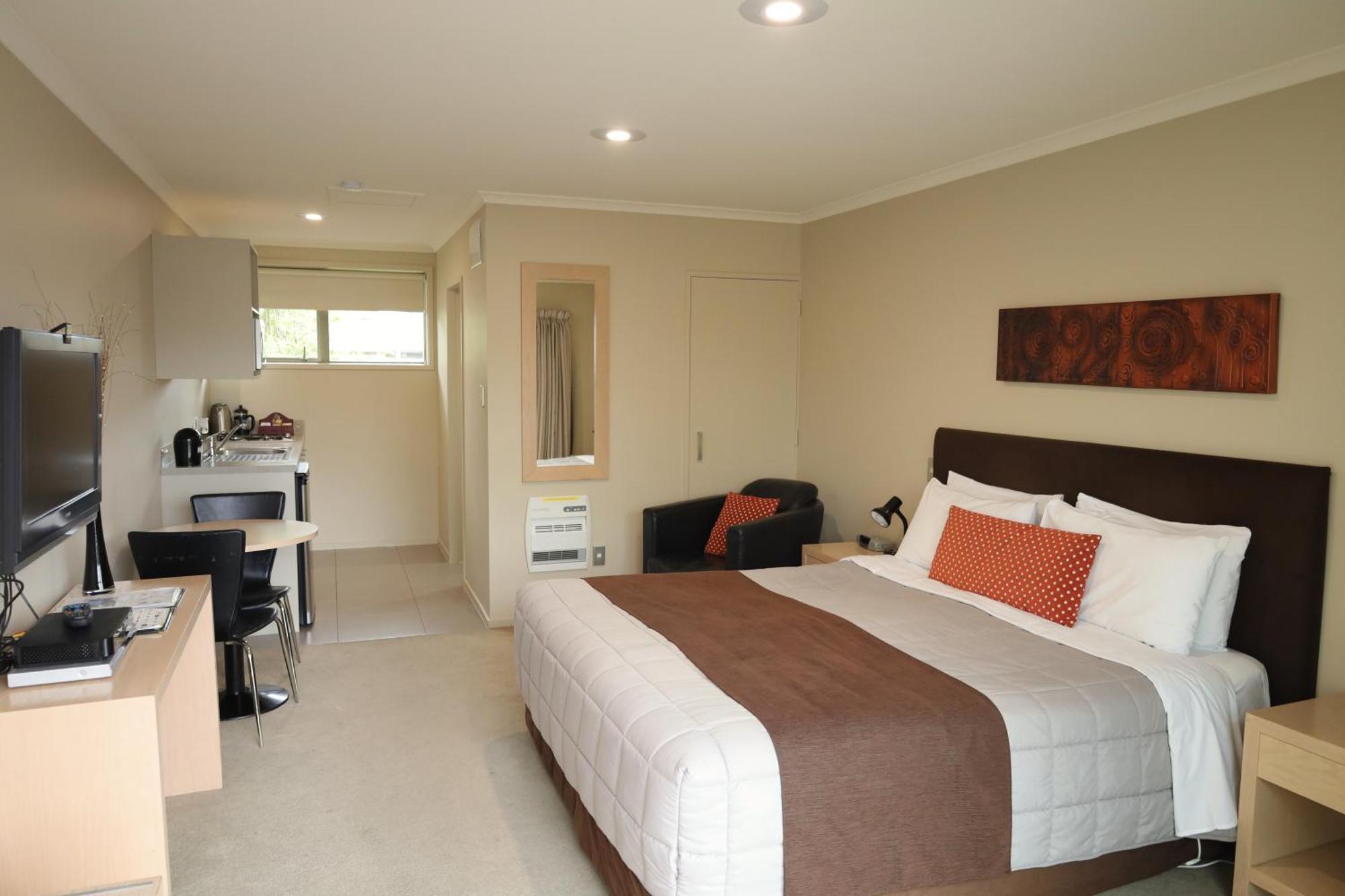 Tower Junction Motor Lodge: With Free Railway Shuttle 4*