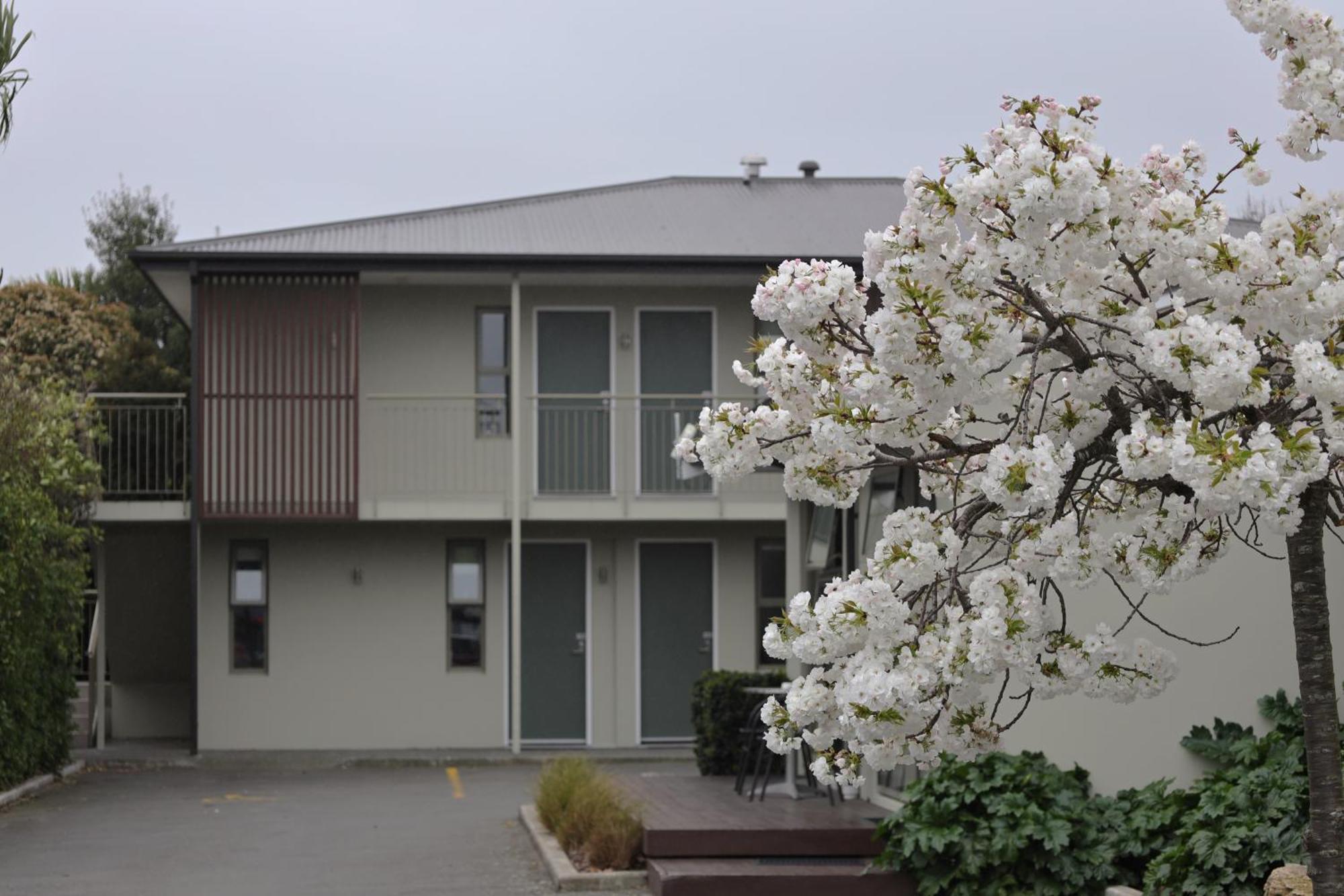 Tower Junction Motor Lodge: With Free Railway Shuttle Motel