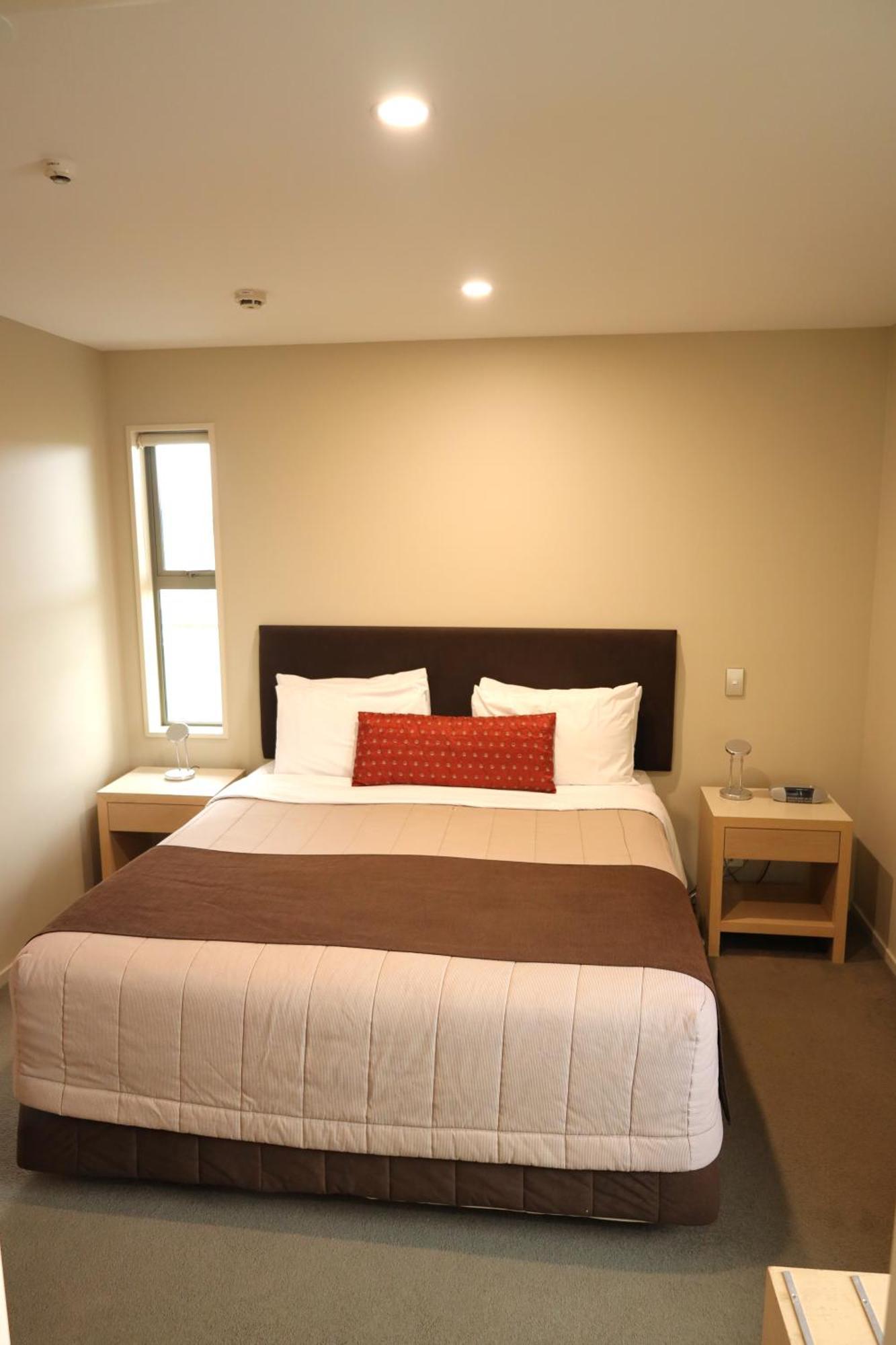 Tower Junction Motor Lodge: With Free Railway Shuttle Motel 4*