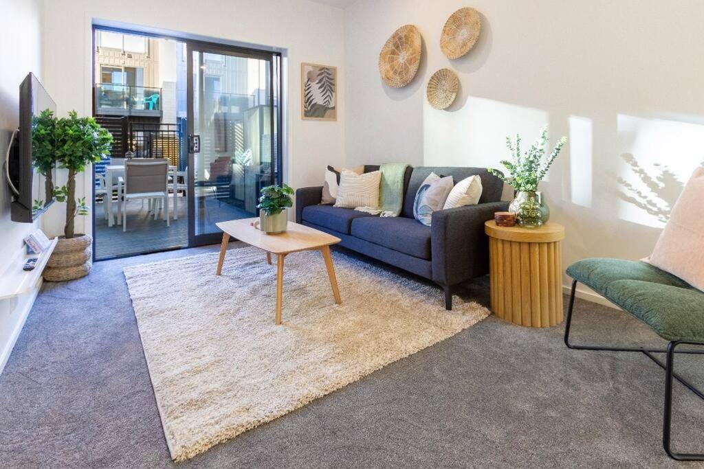 3 Minutes Walk To Riverside Market 4bed4bath