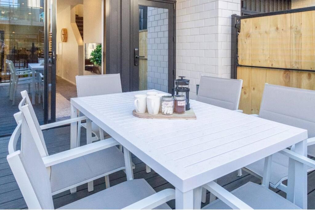 3 Minutes Walk To Riverside Market 4bed4bath