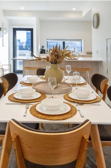 Apartment 3 Minutes Walk To Riverside Market 4bed4bath *