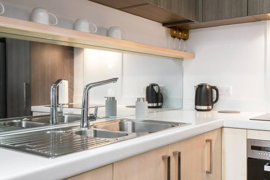 Convenient Urban Townhouse 2 Carparks Available Apartment