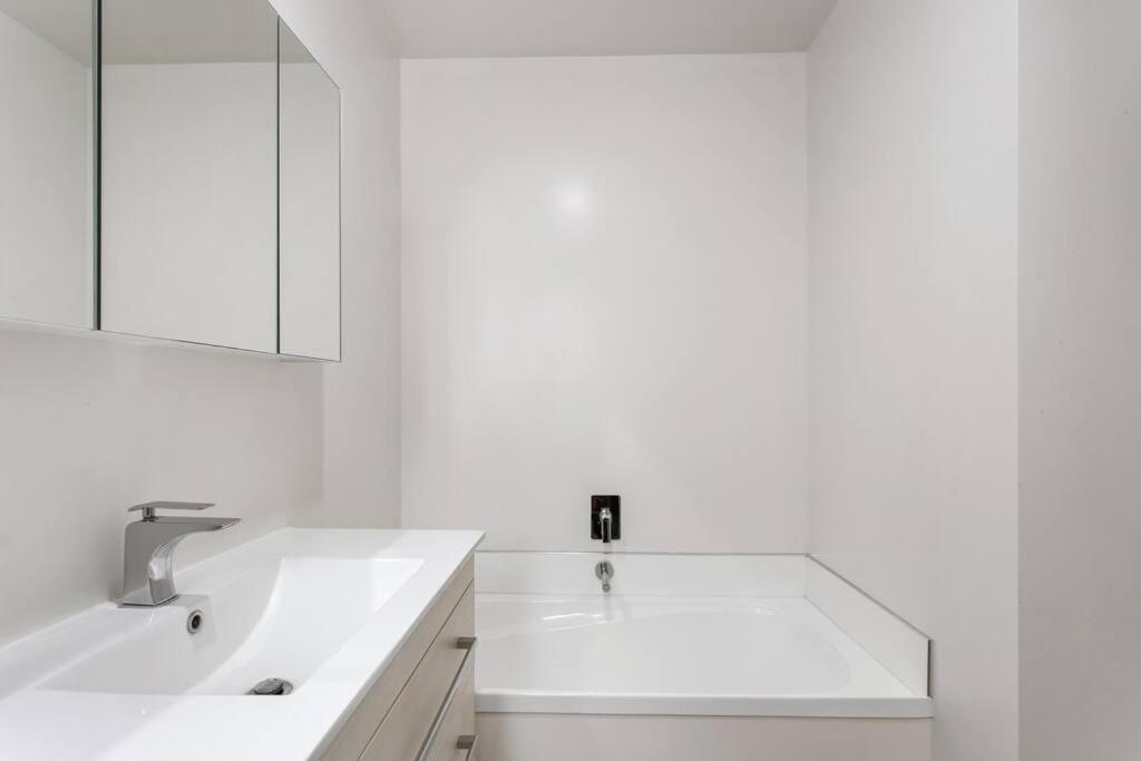 Convenient Urban Townhouse 2 Carparks Available Apartment Christchurch