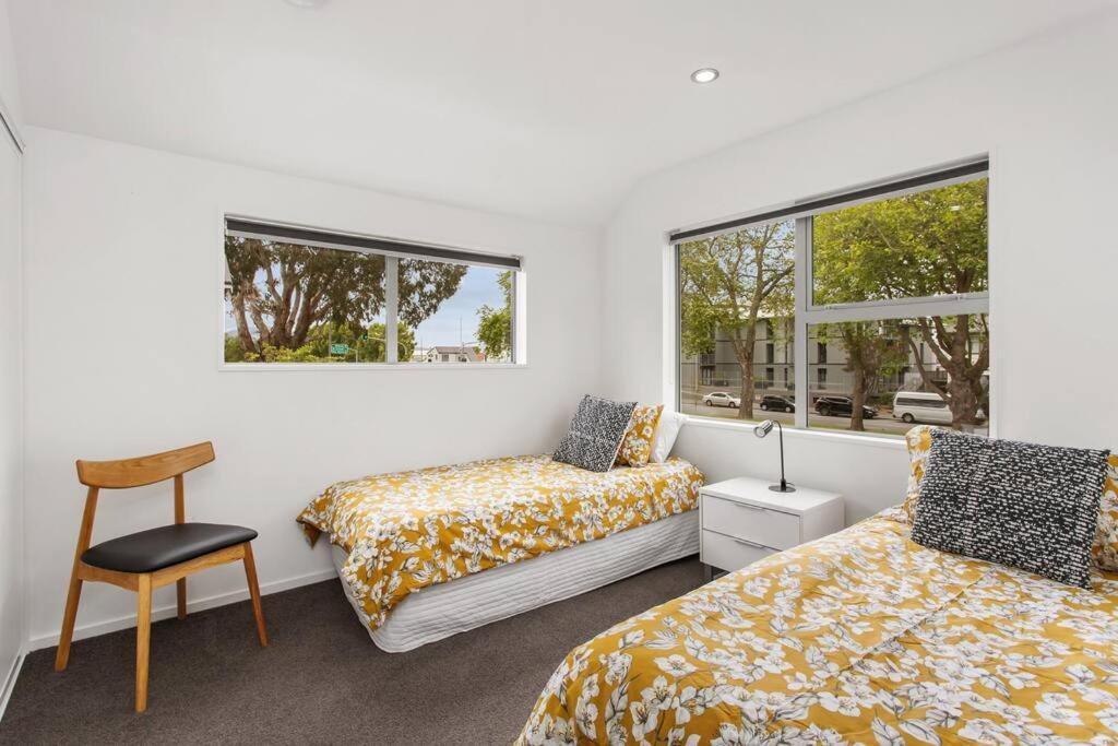 Convenient Urban Townhouse 2 Carparks Available *