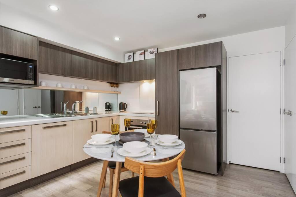 Convenient Urban Townhouse 2 Carparks Available Apartment