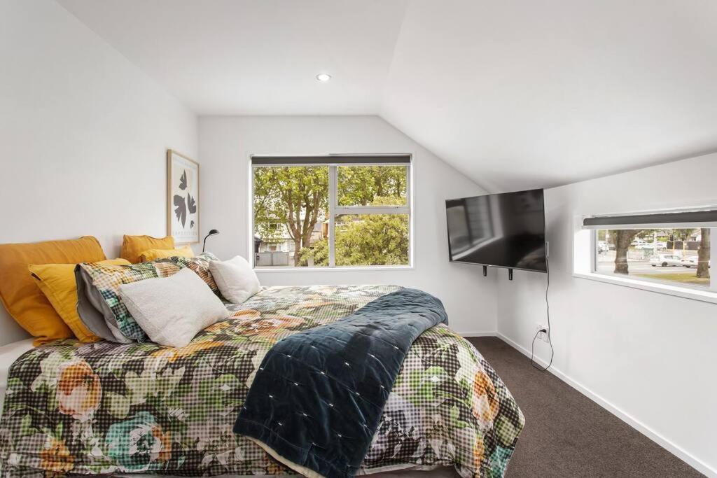 Convenient Urban Townhouse 2 Carparks Available * Christchurch