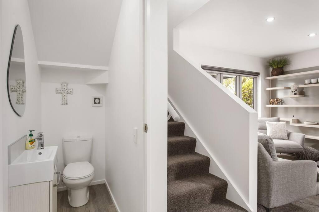 Convenient Urban Townhouse 2 Carparks Available