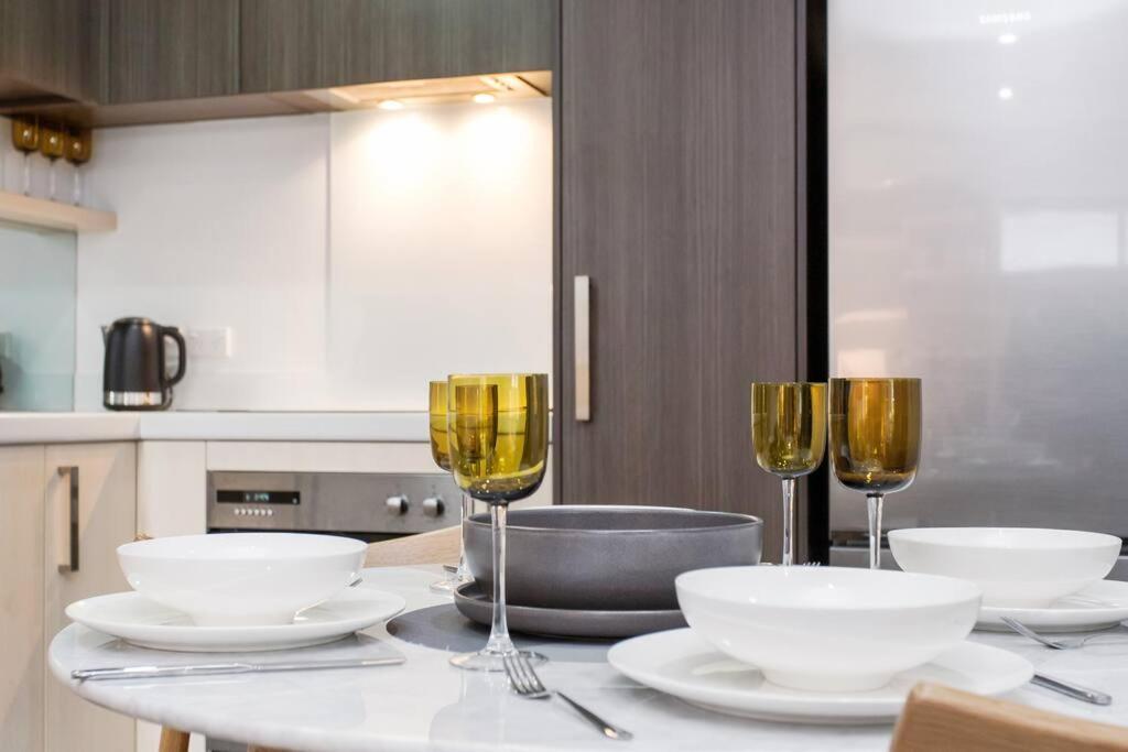 Convenient Urban Townhouse 2 Carparks Available Apartment
