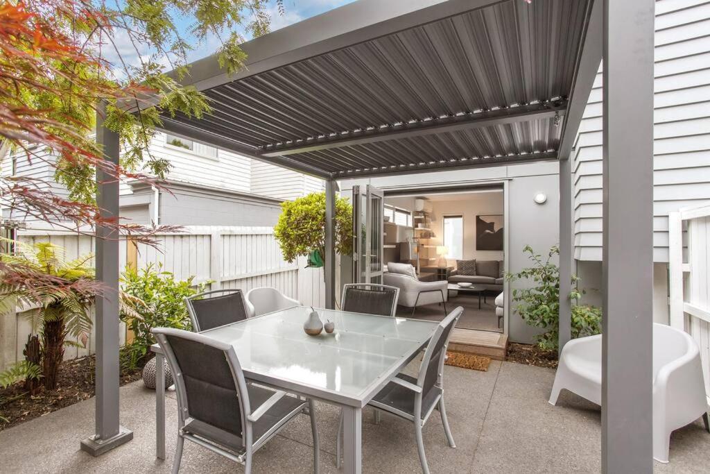 Convenient Urban Townhouse 2 Carparks Available Apartment *