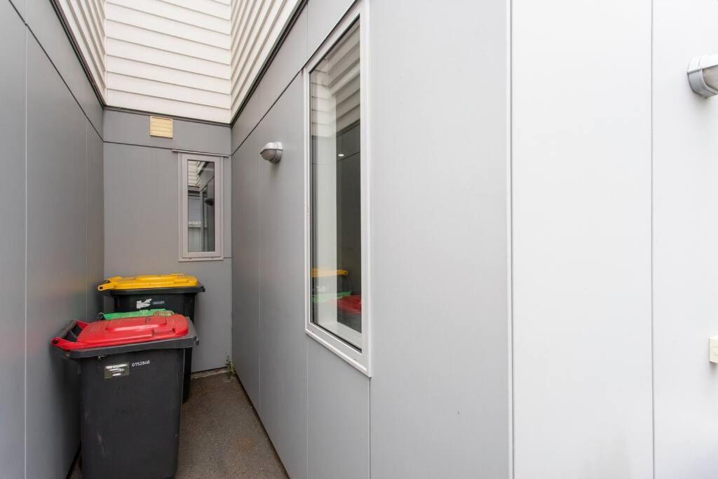 Convenient Urban Townhouse 2 Carparks Available Apartment