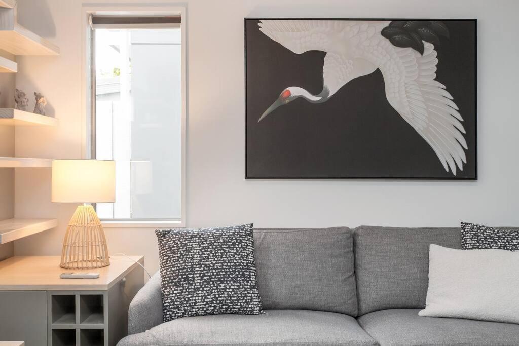 Convenient Urban Townhouse 2 Carparks Available Apartment