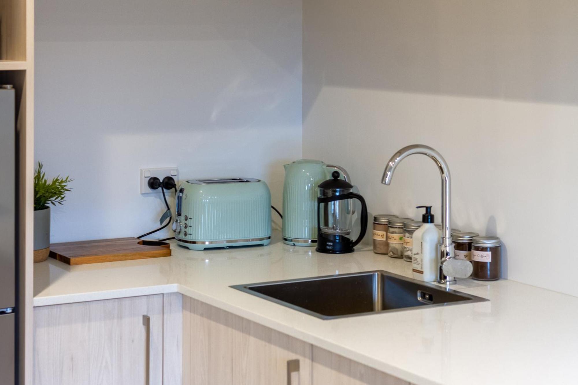 Trendy Ground Floor - Central, Cafes Apartment