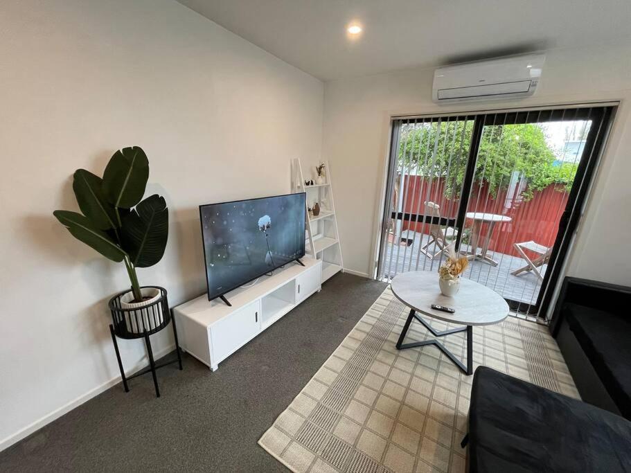 Cosy And Stylish Single Level 2 Bed Near Cbd Christchurch