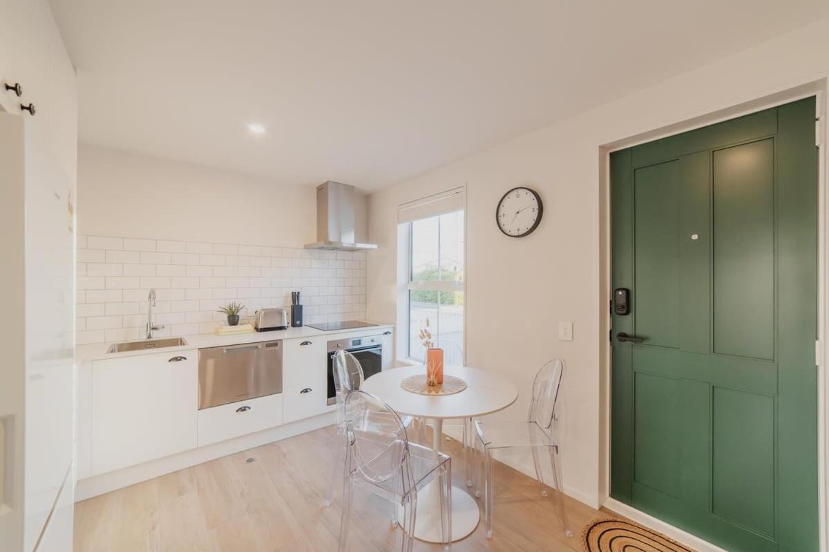 Garden View 2-bedroom Getaway In Holiday home