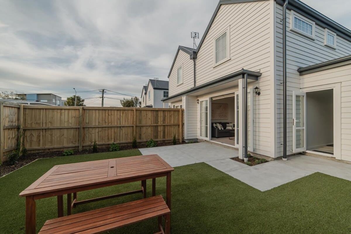 Garden View 2-bedroom Getaway In Holiday home