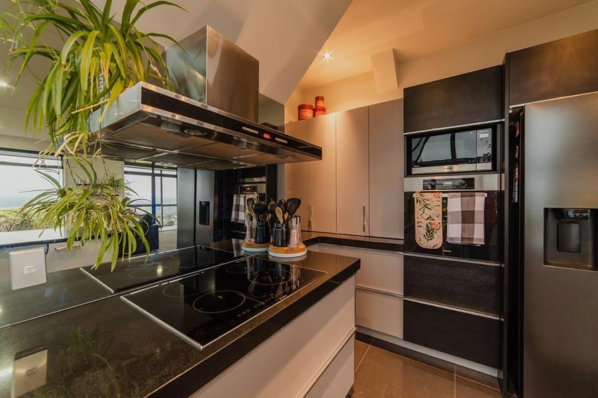 Holiday home Million Dollar Views - Sleeps 12 Christchurch