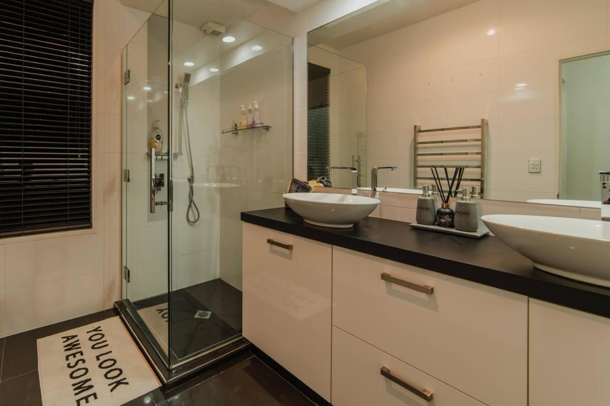 Million Dollar Views - Sleeps 12 Holiday home Christchurch