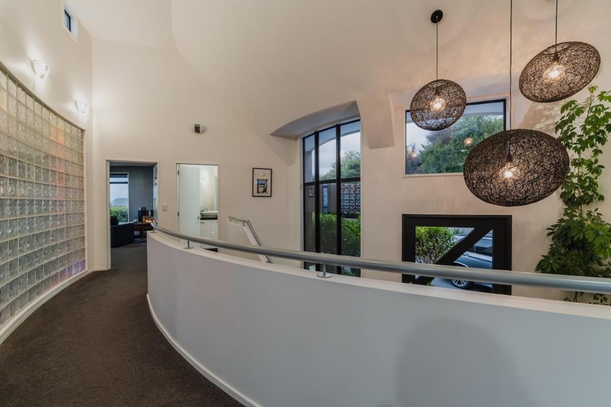 Million Dollar Views - Sleeps 12 * Christchurch
