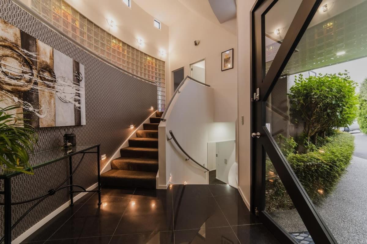 Million Dollar Views - Sleeps 12 * Christchurch