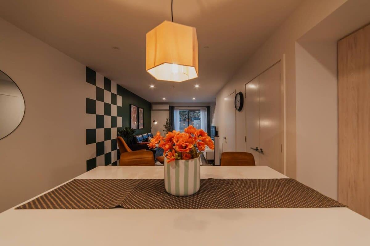 The Riccarton Niche - Sleek 2-bedroom Urban Pad *