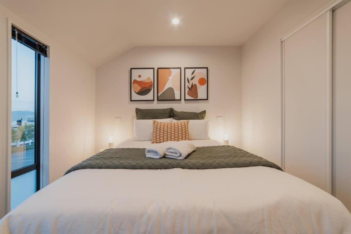 Triple Treat On Fitzgerald - Your 3-br Getaway Holiday home Christchurch