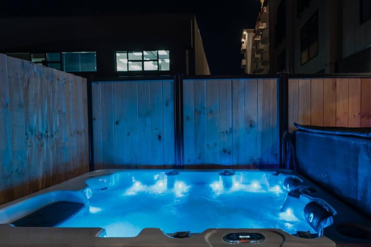 High Roller Luxury Casino & Hot Tub *