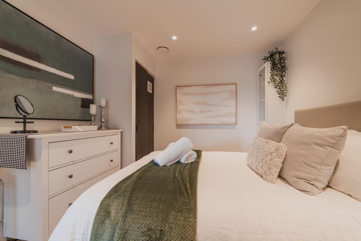 Penthouse Perfection - 2br Elegance On Worcester St Apartment