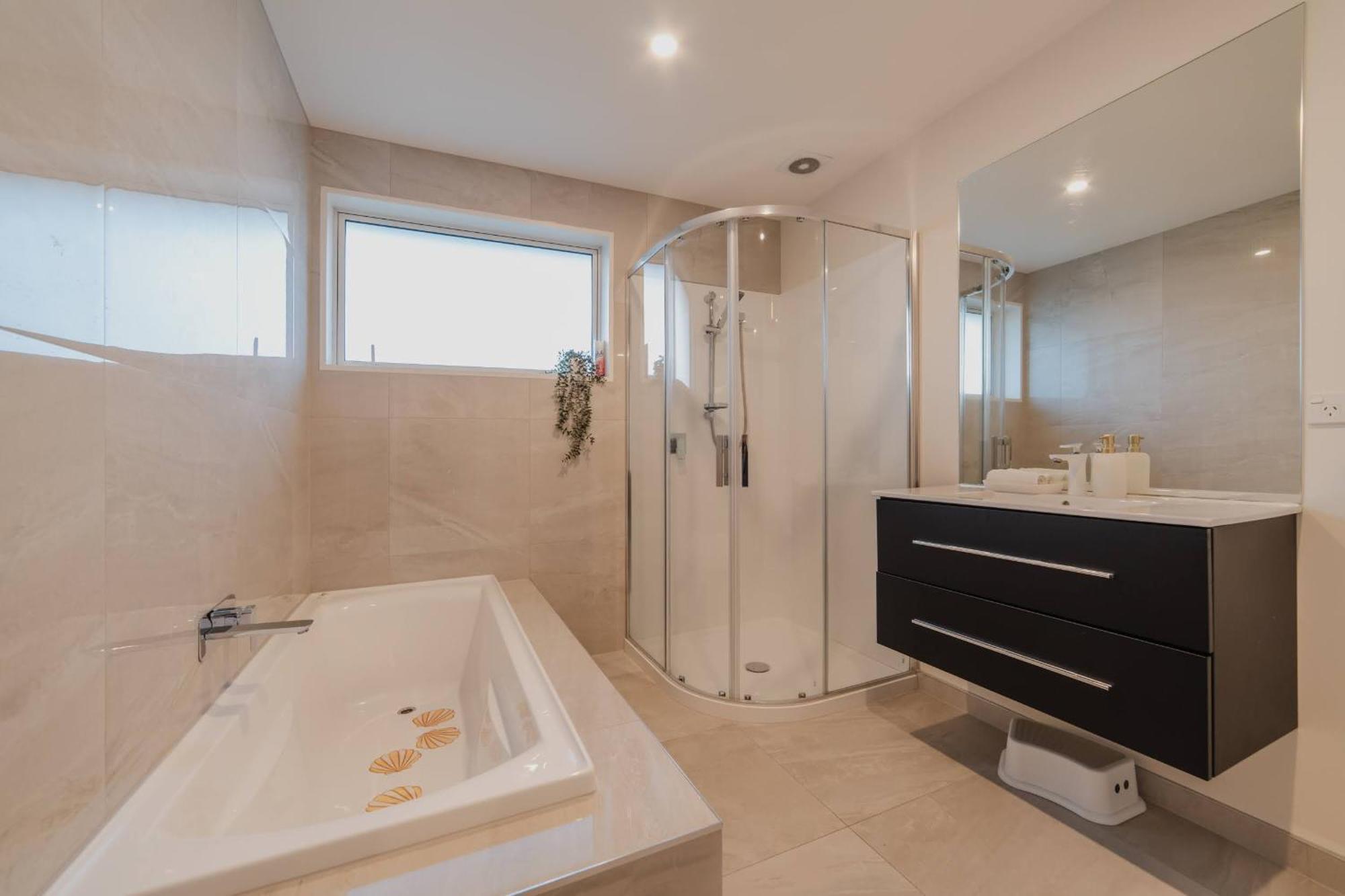 Holiday home Chic Retreat - Modern Comforts & Game Fun *
