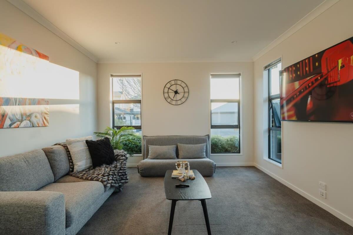Elegant 3br On Mustang Avenue Holiday home