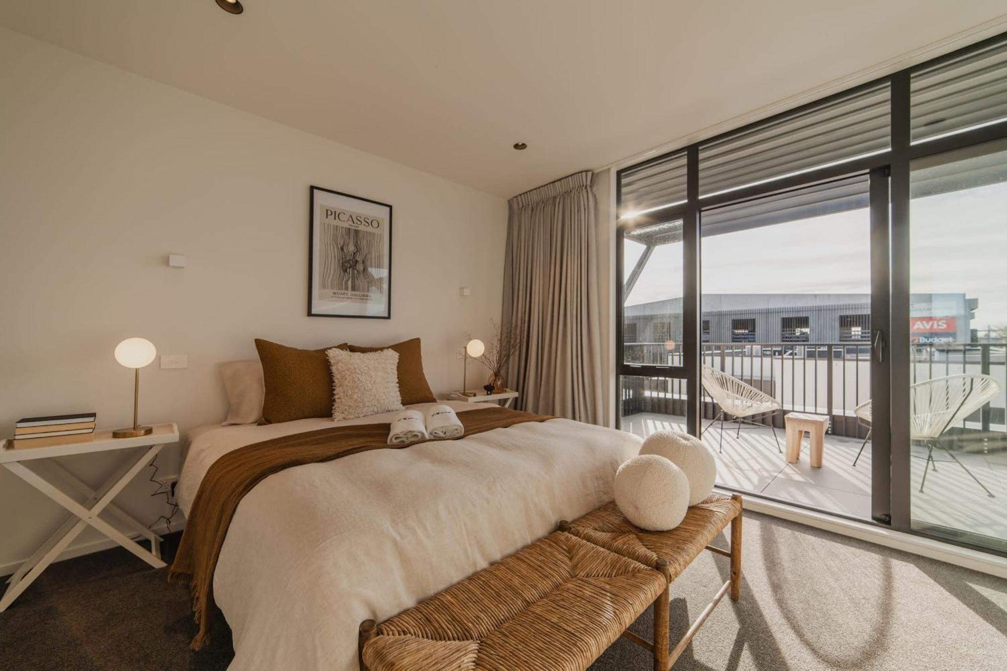 Chic And Contemporary Living At Cambridge Terrace Holiday home Christchurch