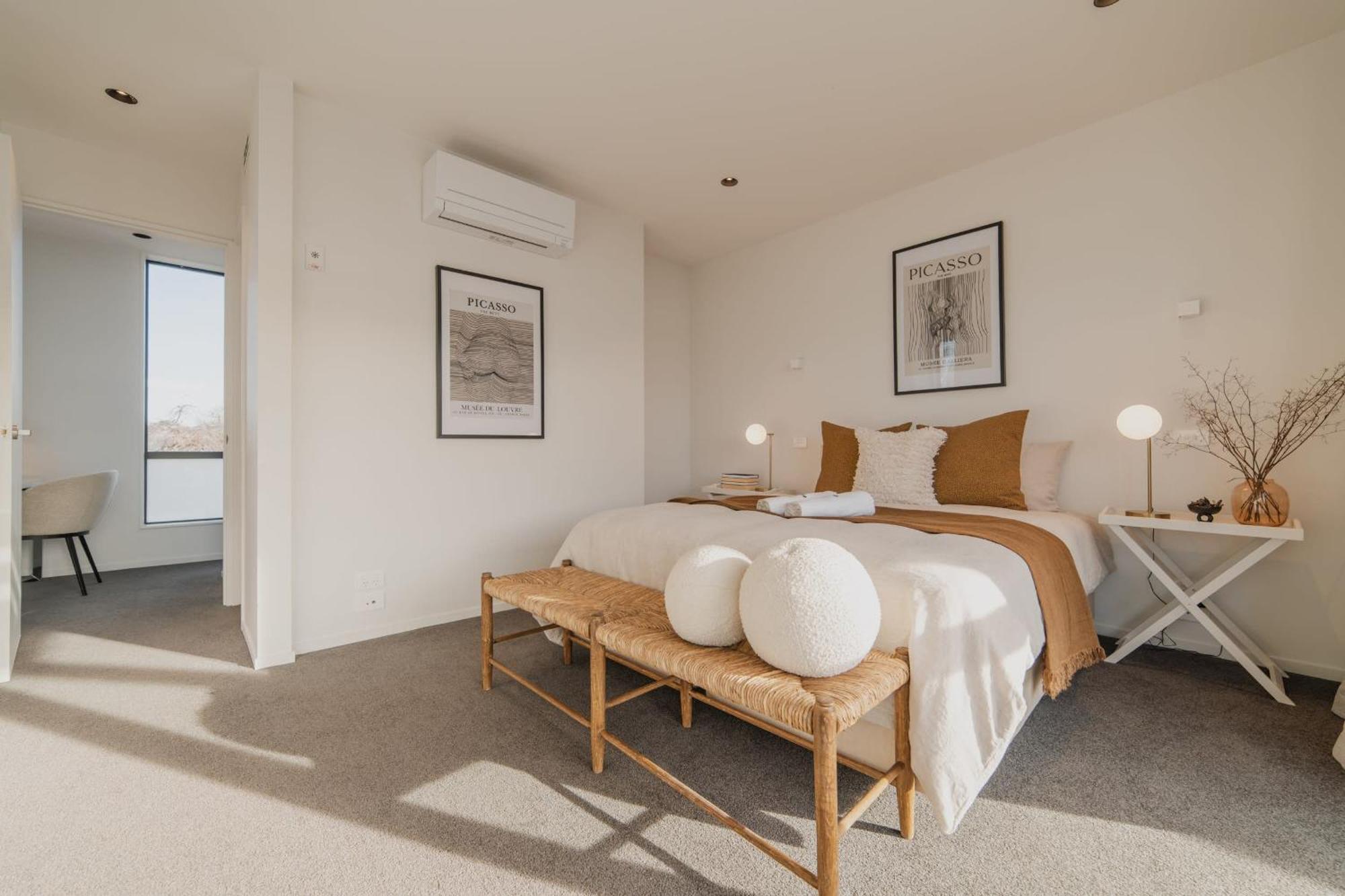 Chic And Contemporary Living At Cambridge Terrace Holiday home