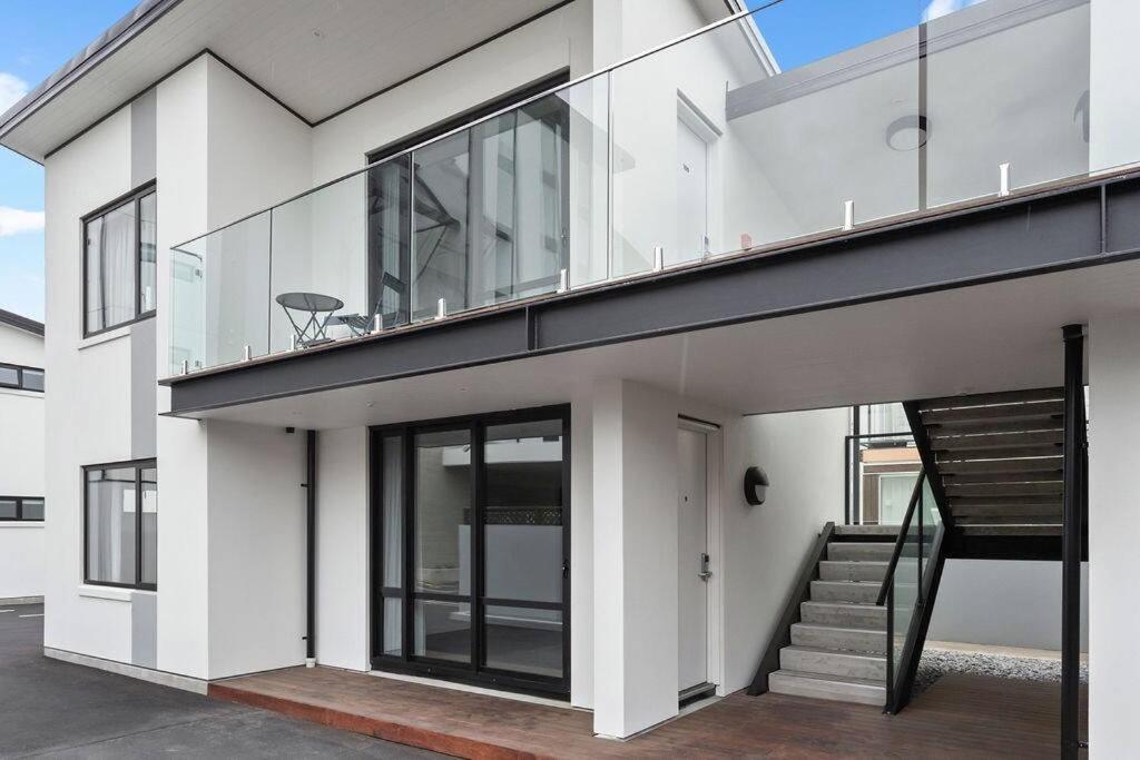 Luxury Sunny Warm Cbd At Doorstep