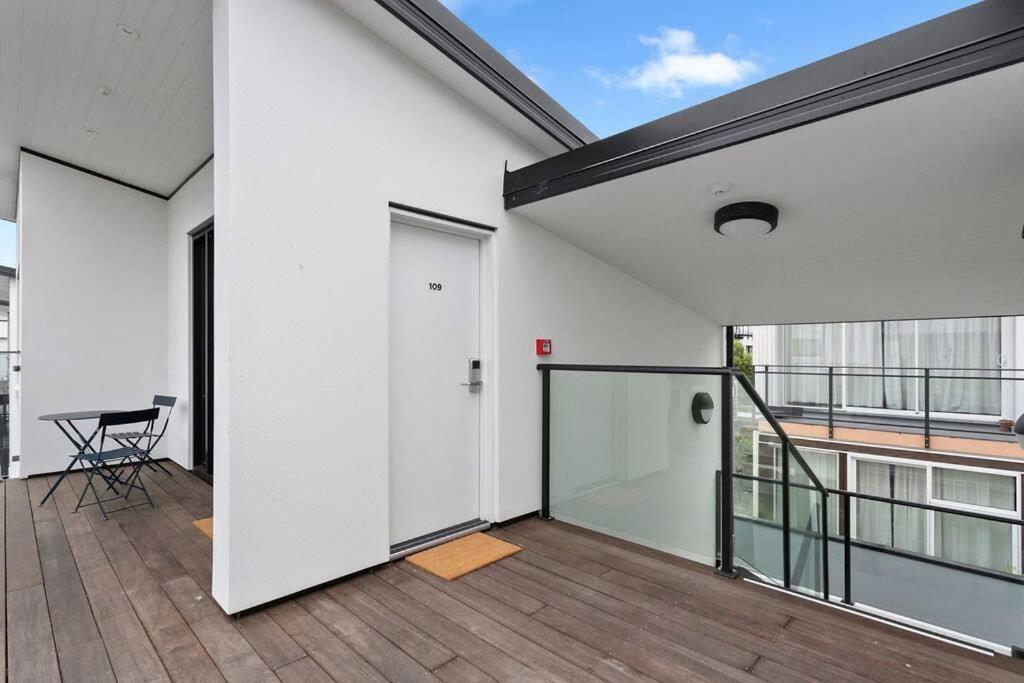 Luxury Sunny Warm Cbd At Doorstep