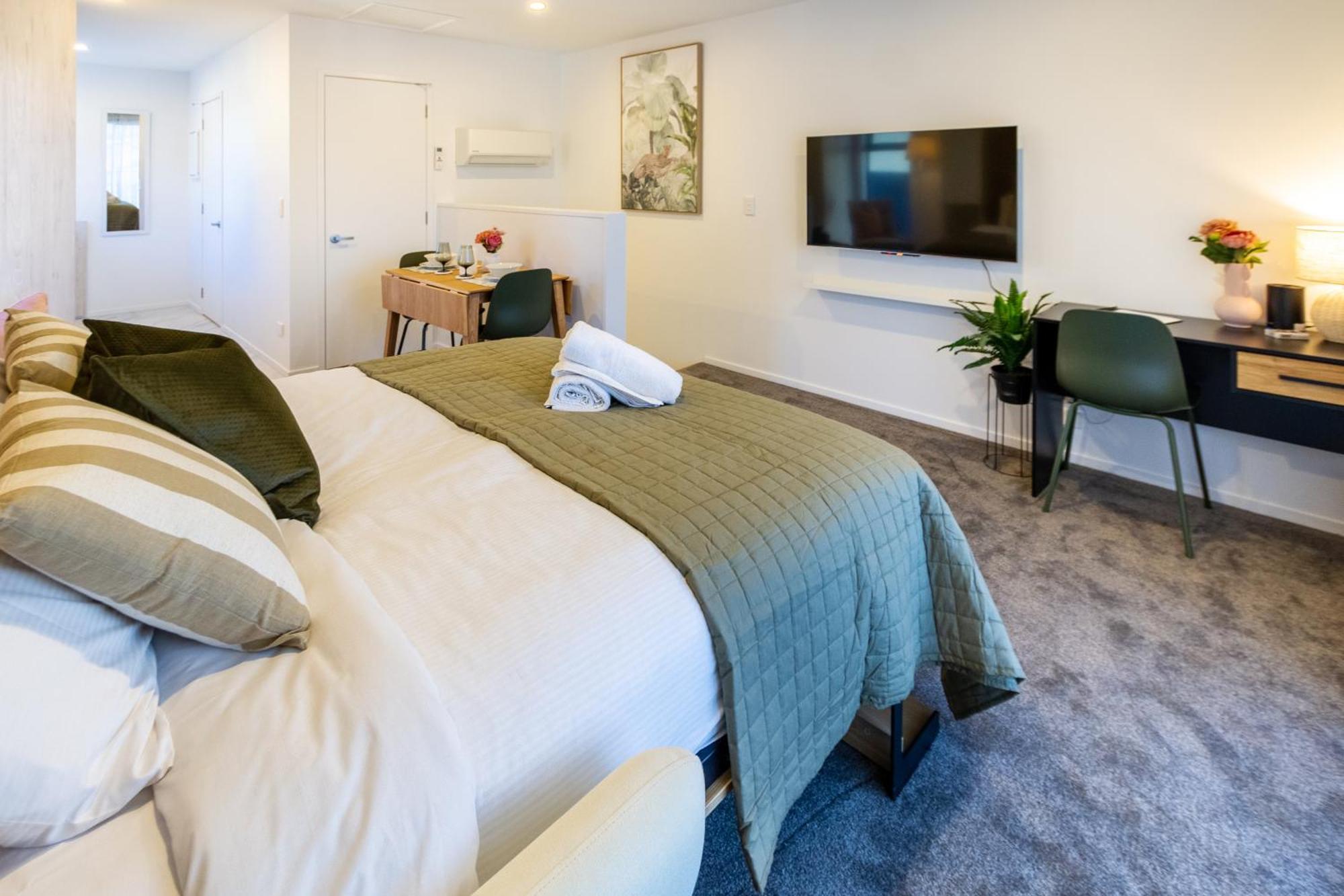 Luxury With Balcony - Close To Supermarket Apartment *